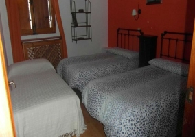 Dormitorio con tres camas en la casa rural