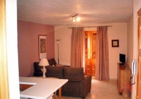 Sala de estar con dos sillones en L y mesa baja