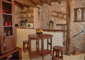 Cocina en piedra y madera