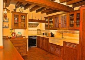 Amplia cocina de madera
