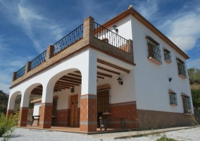 Fachada de la Casa Rural con porche