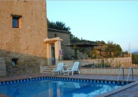 Piscina exterior de la casa rural rodeada de asfalto