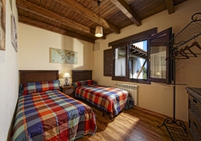 Dormitorio con camas individuales