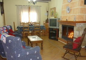 Salón-comedor con chimenea de la casa rural