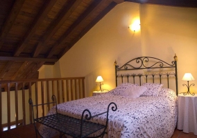 Habitación con cama de matrimonio