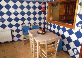 Cocina con azulejos azules y blancos