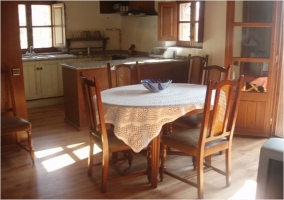 Habitación de matrimonio con pared de piedra