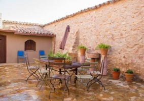 Zona del patio cenador con muebles de madera