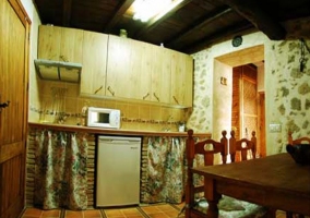 Cocina con mesa de madera