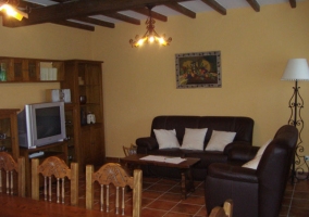 Salón comedor con mesa y chimenea