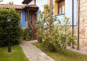 Jardín y entrada de la casa  con plantas