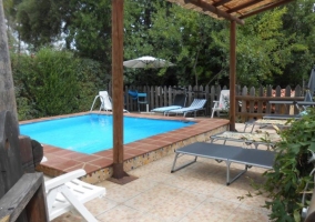 Piscina con zona de solarium