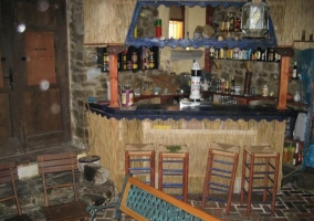 Bar del alojamiento con muebles de madera