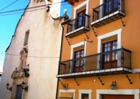 Fachada exterior naranja con balcones