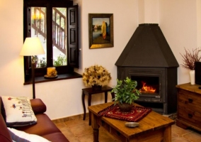 Sala de estar con chimenea