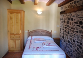 Dormitorio con cama matrimonial