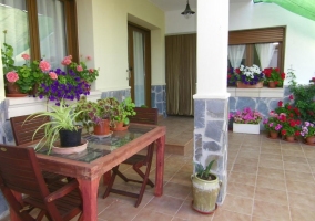 Salón con sillón de tres plazas y paredes de ladrillo