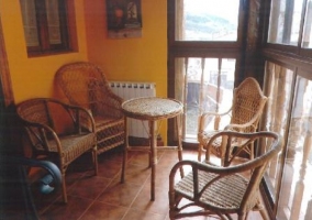 Salón con mesa de madera oscura