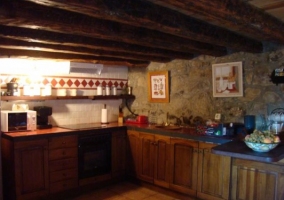 Cocina con mesa comedor