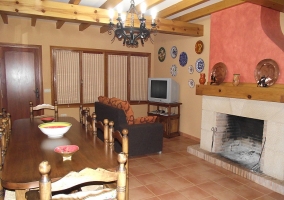 Sala principal con mesa de comedor