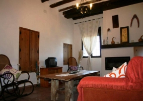 Sala de estar con televisión