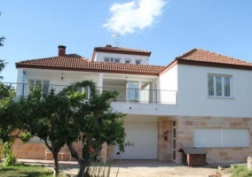 Entrada a la casa con mueble de madera y escaleras