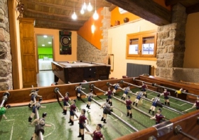 Salón comedor con paredes de madera