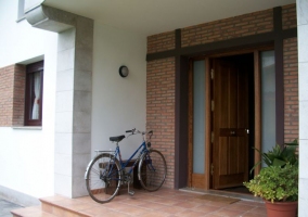 Acceso principal con porche