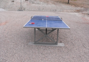 Mesa de ping pong y banco de piedra