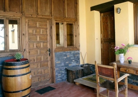 Cocina y mesa de comedor en el centro