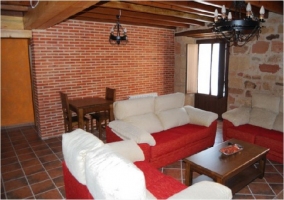 Sofás en rojo y blanco