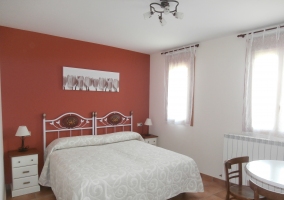 Habitación abohardillada de la casa rural