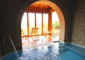 Increíble piscina interior con jacuzzi