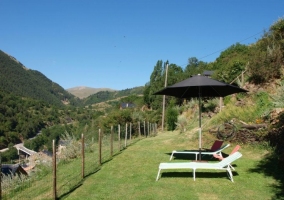 Comedor con pared de piedra