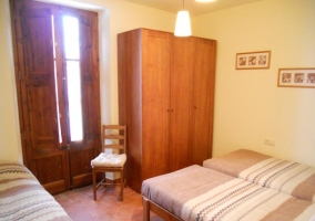 Dormitorio con dos camas individuales