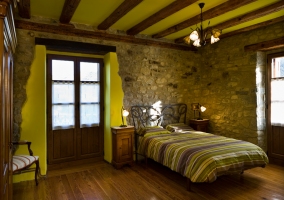 Dormitorio naranja de la casa rural con camas individuales