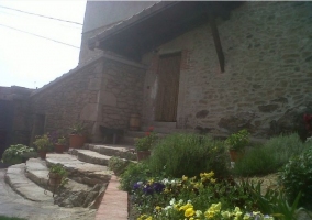 Jardín con plantas a todo color de la casa rural