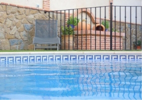 Piscina vallada de la casa