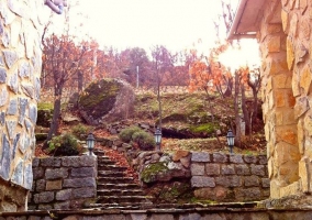 Acceso por las escaleras de piedra a las casas