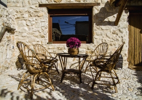 Exterior amueblado con suelo y pared de piedra