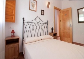 Habitación con cama matrimonial y salida a la terraza