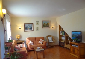 Dormitorio doble con dos camas juntas y paredes azules
