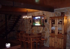 Salón comedor con chimenea