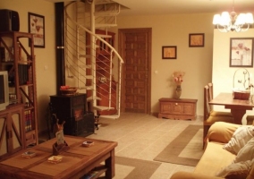 Salón comedor con mesa de madera