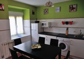 Dormitorio de matrimonio con colcha en blanco y morado