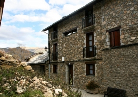 Vistas de la fachada en piedra