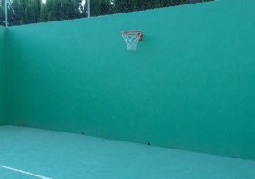 Canasta de Baloncesto en Pista de Tenis