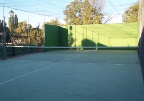 Canasta de Baloncesto en Pista de Tenis