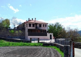 Fachada de la casa con escaleras exteriores