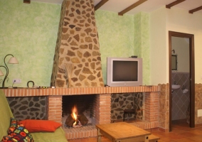 Salón comedor con chimenea